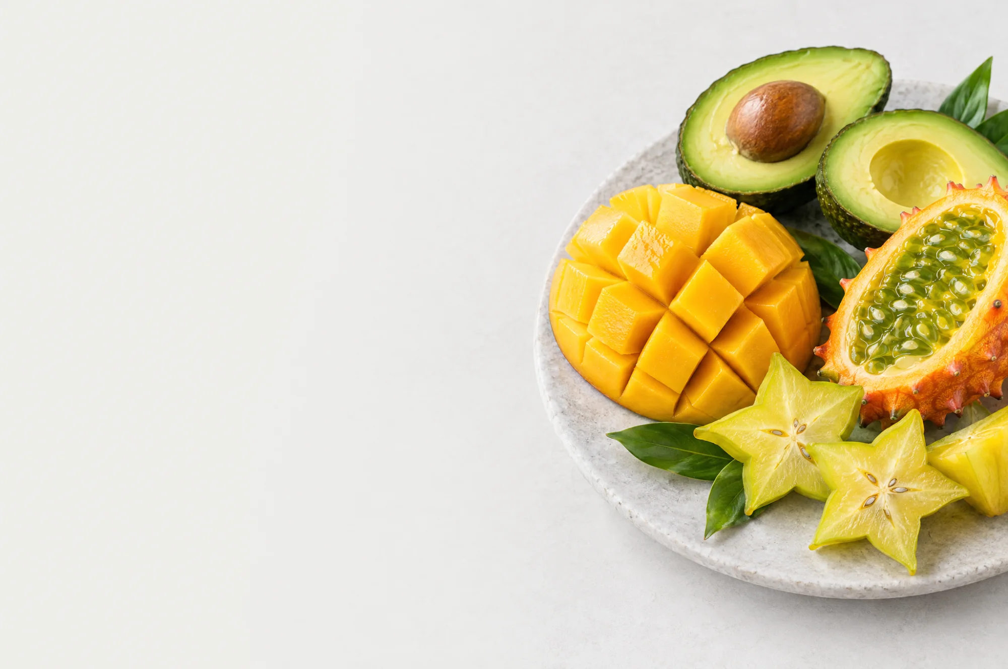 Dilimlenmiş mango, avokado ve kivano